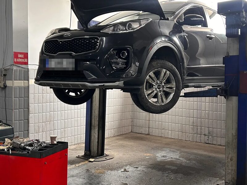 Oto servis kaldırıcısında (lift) motor kaputu açık, mekanik bakım yapılan araç